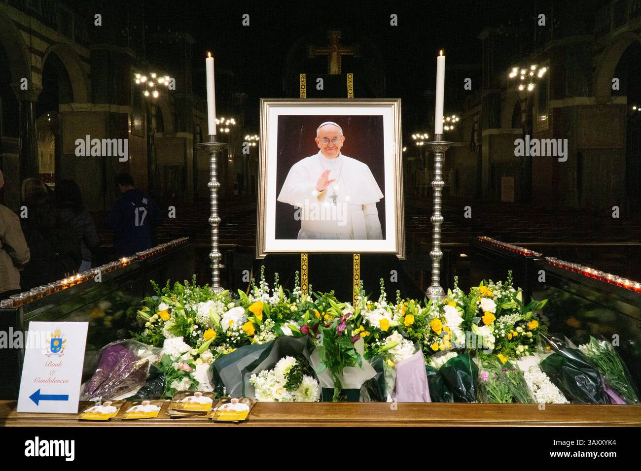 London, Großbritannien. April 2025. Nach dem Tod von Papst Franziskus am heutigen Morgen suchten britische katholiken Trost und stellten sich in die Warteschlange, um ein Beileidsbuch in der Westminster Cathedral zu unterschreiben. Die Kathedrale hatte um 17:00 Uhr eine besondere Messe abgehalten und blieb bis Mitternacht geöffnet, um den Trauernden die Ehre und Gebete für die Seele von Papst Franziskus zu geben. Quelle: Anna Watson/Alamy Live News Stockfoto