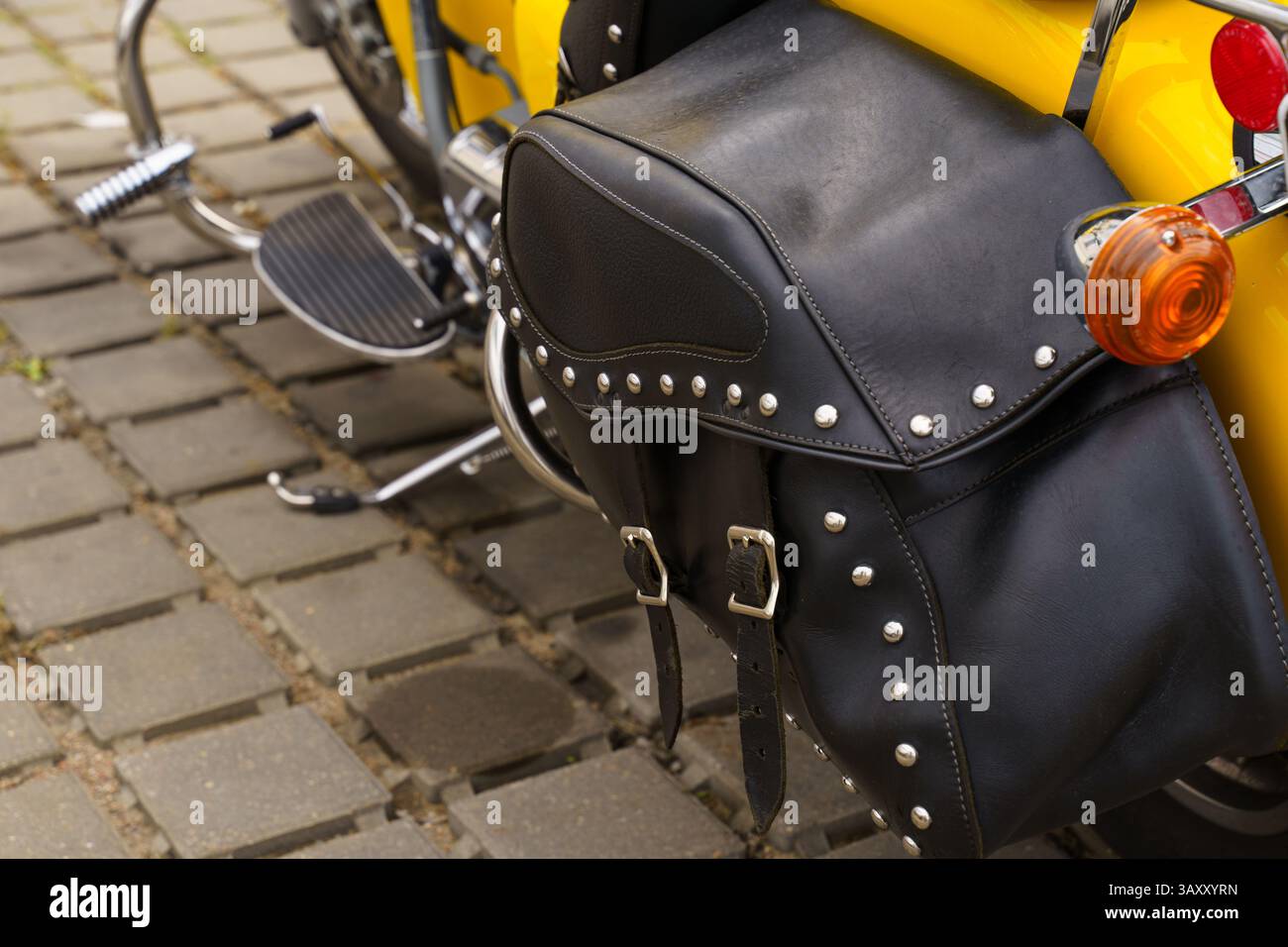 Minsk, Weißrussland - 13. September 2024: Ein markantes gelbes Motorrad glänzt unter der Sonne und zeigt sein schlankes Design und seine polierten Komponenten. Stockfoto