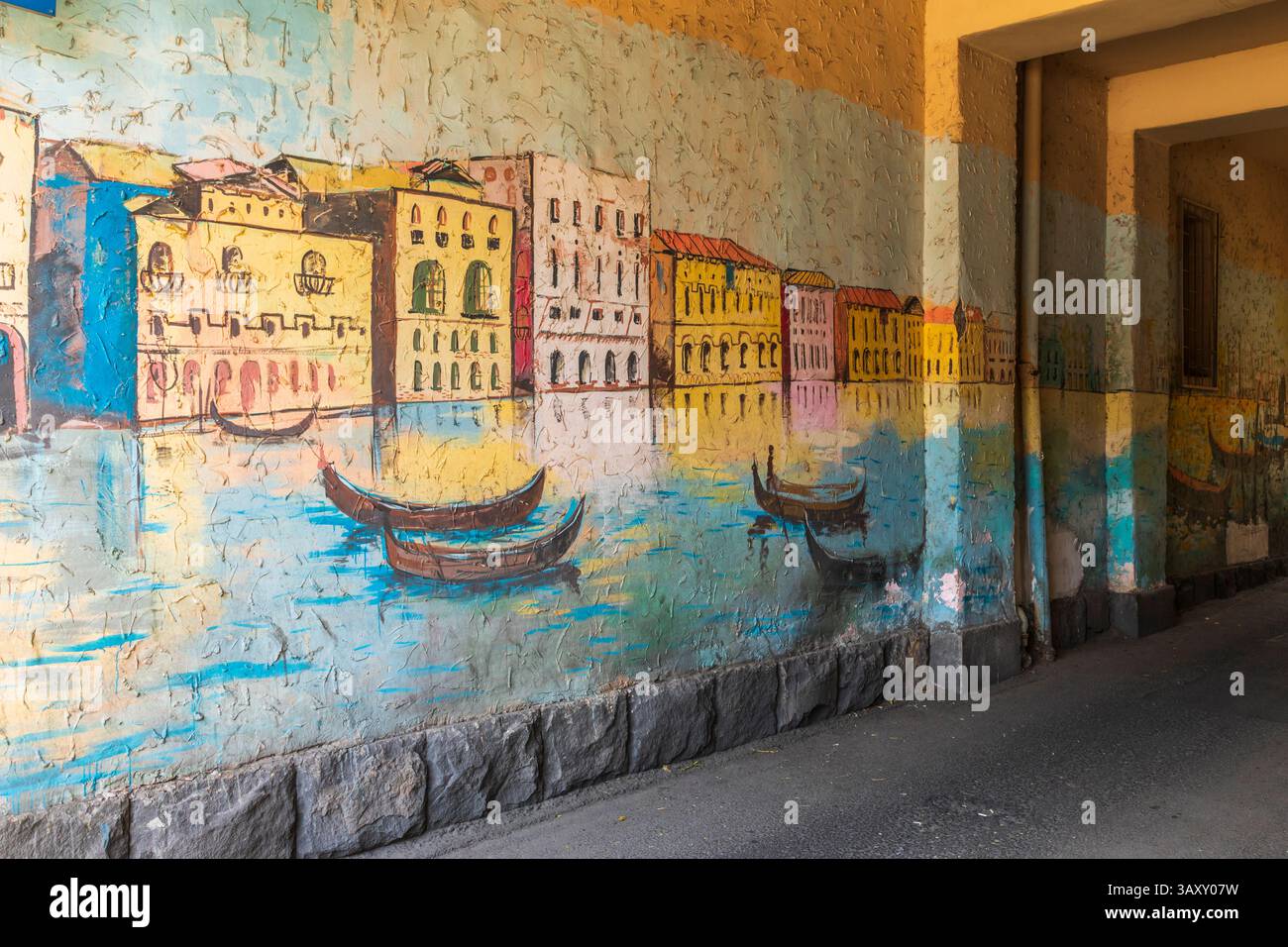 August 2018. Armenien. Jerewan. Wandgemälde in der Gasse. Stockfoto