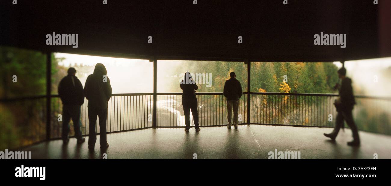 Panoramablick auf Touristen an einem Aussichtspunkt, Snoqualmie Falls, Snoqualmie, King County, Washington State, USA Stockfoto