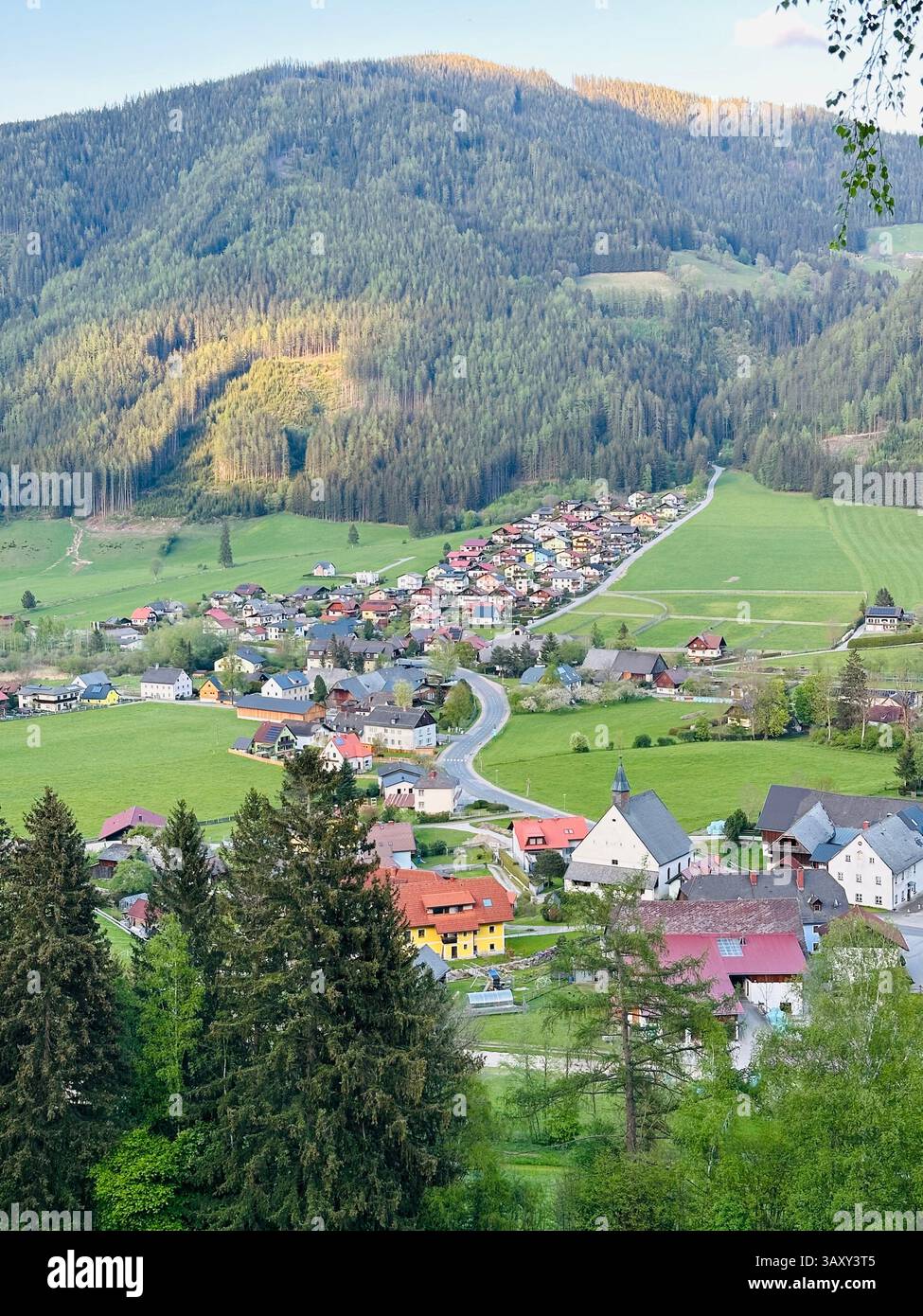 Malerisches Dorf in Österreich - Smartphone-aufgenommenes Stockfoto