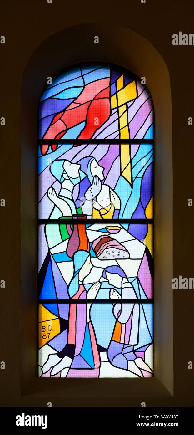 Das Gebet in der Familie. Ein Buntglasfenster in der St. James Kirche in Medjugorje, Bosnien und Herzegowina. Stockfoto