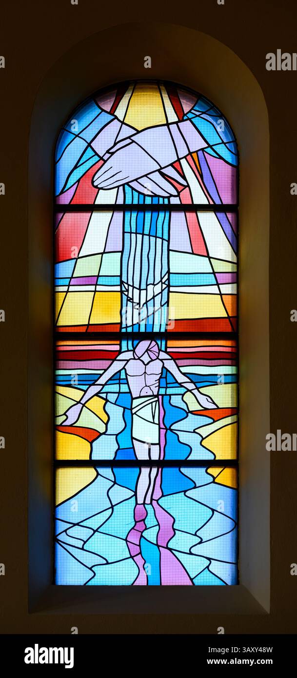 Die Taufe Jesu im Jordanien. Ein Buntglasfenster in der St. James Kirche in Medjugorje, Bosnien und Herzegowina. Stockfoto