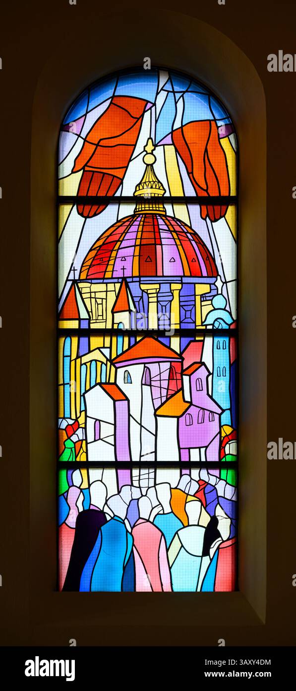 Die Heilige Katholische Kirche. Ein Buntglasfenster in der St. James Kirche in Medjugorje, Bosnien und Herzegowina. Stockfoto