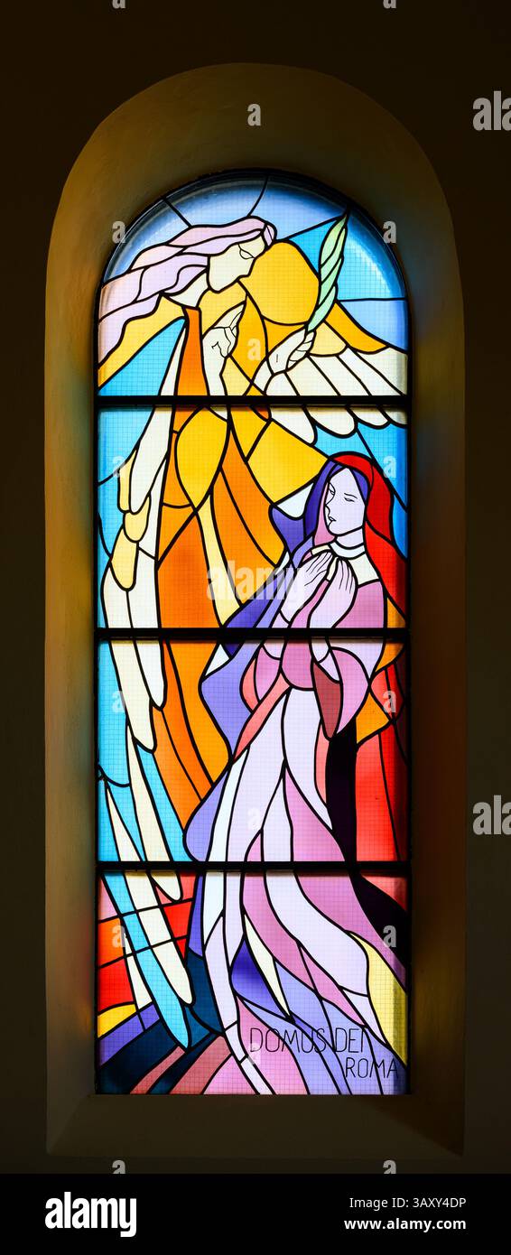 Ein Buntglasfenster in der St. James Kirche in Medjugorje, Bosnien und Herzegowina. Stockfoto