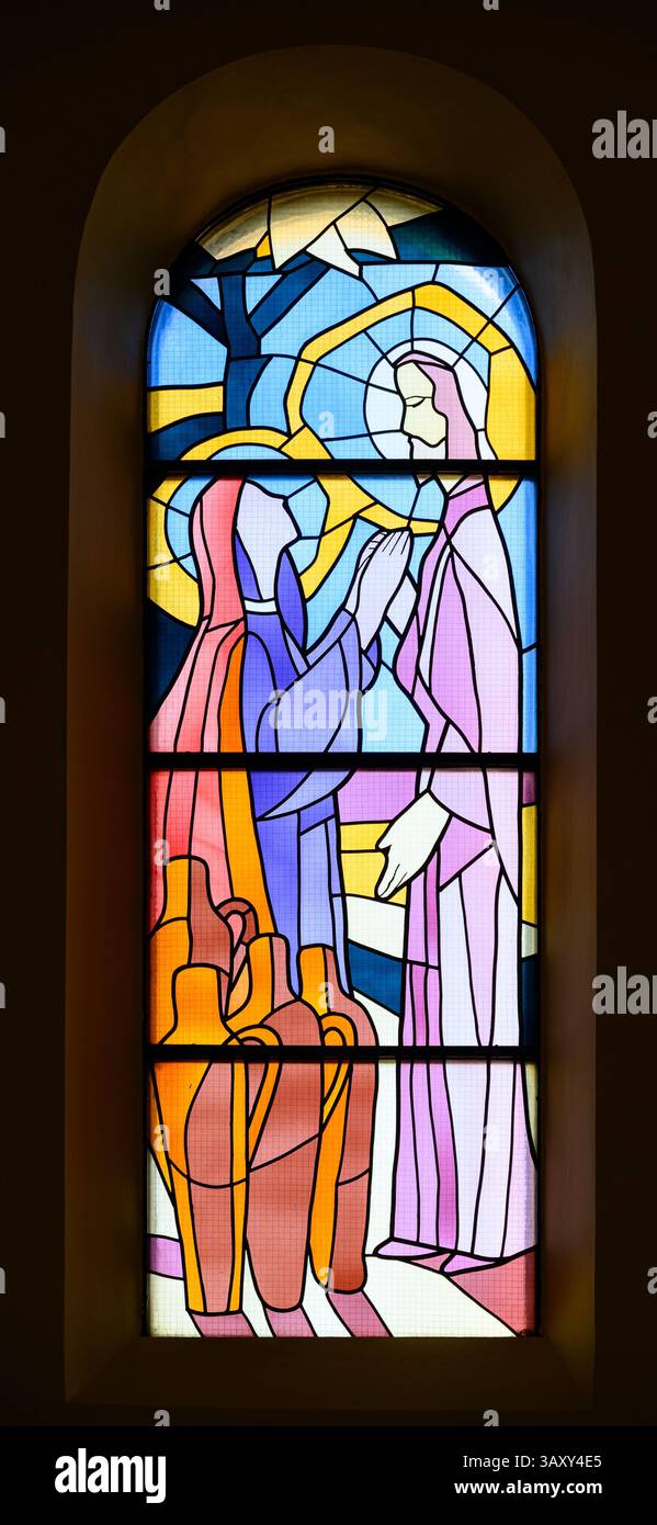 Die Jungfrau Maria fleht Jesus auf der Hochzeit in Kana an. Ein Buntglasfenster in der St. James Kirche in Medjugorje, Bosnien und Herzegowina. Stockfoto