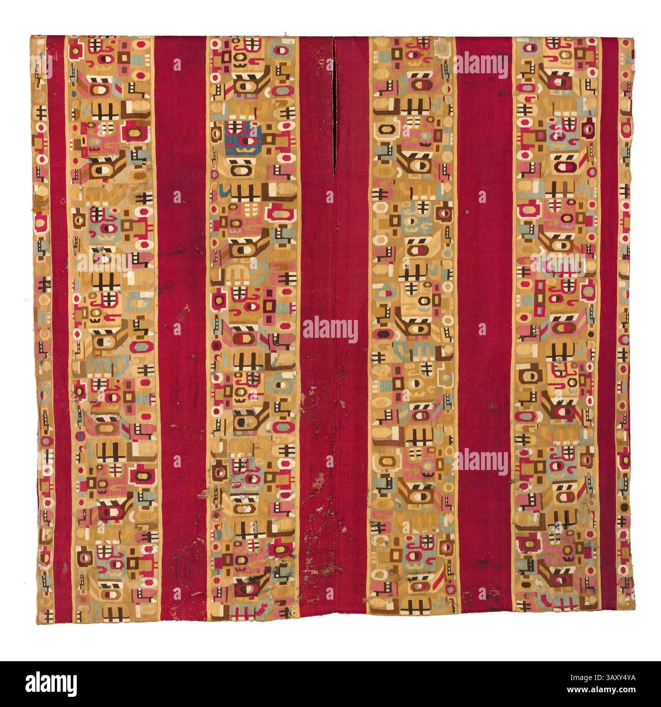 Tunika mit Opferstück, 600-1000. Südamerika, Peru, Zentralanden, Mittlerer Horizont, Wari, 7.-11. Jahrhundert. Kamelidenfaser, Baumwolle; Gobelin-Gewebe; insgesamt 203 x 112 cm (79 3/4 x 44 1/8 Zoll) Ca. Stockfoto