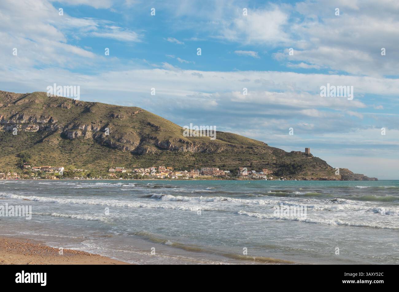 Panoramablick auf La Azohía über das Mittelmeer im Sommer Stockfoto