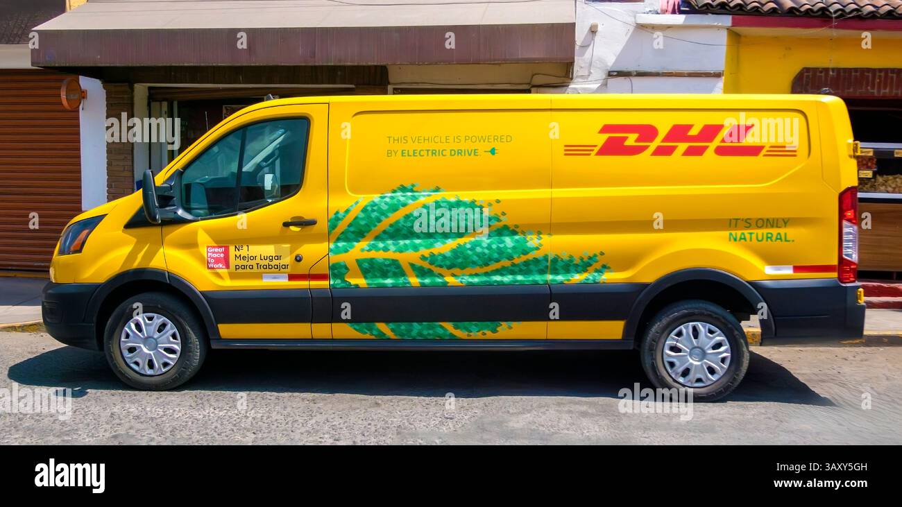 DHL-Kuriertransporter auf der Straße in Mexiko Stockfoto