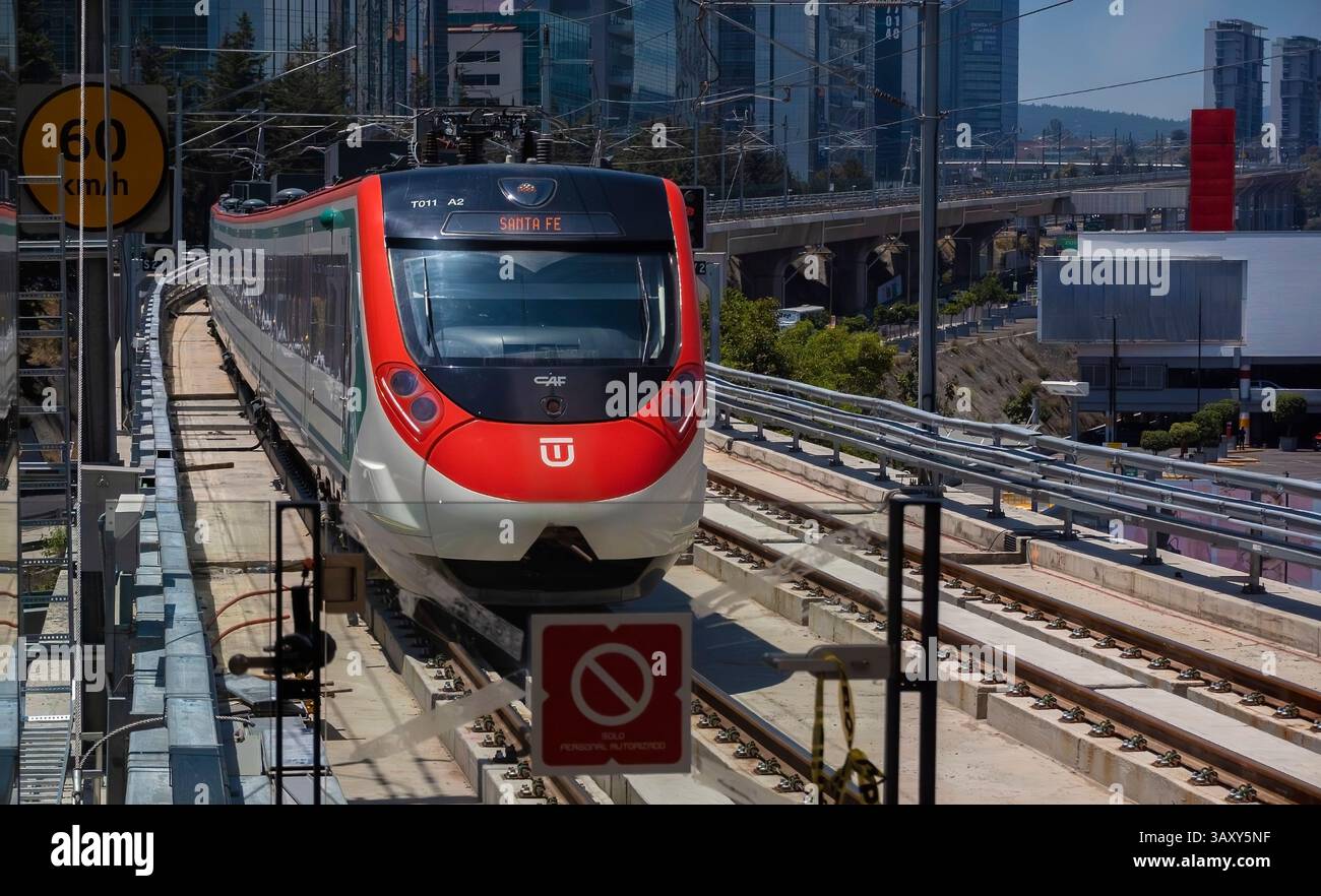 TREN Interurbano nähert sich dem Bahnhof Santa Fe, Mexiko-Stadt Stockfoto