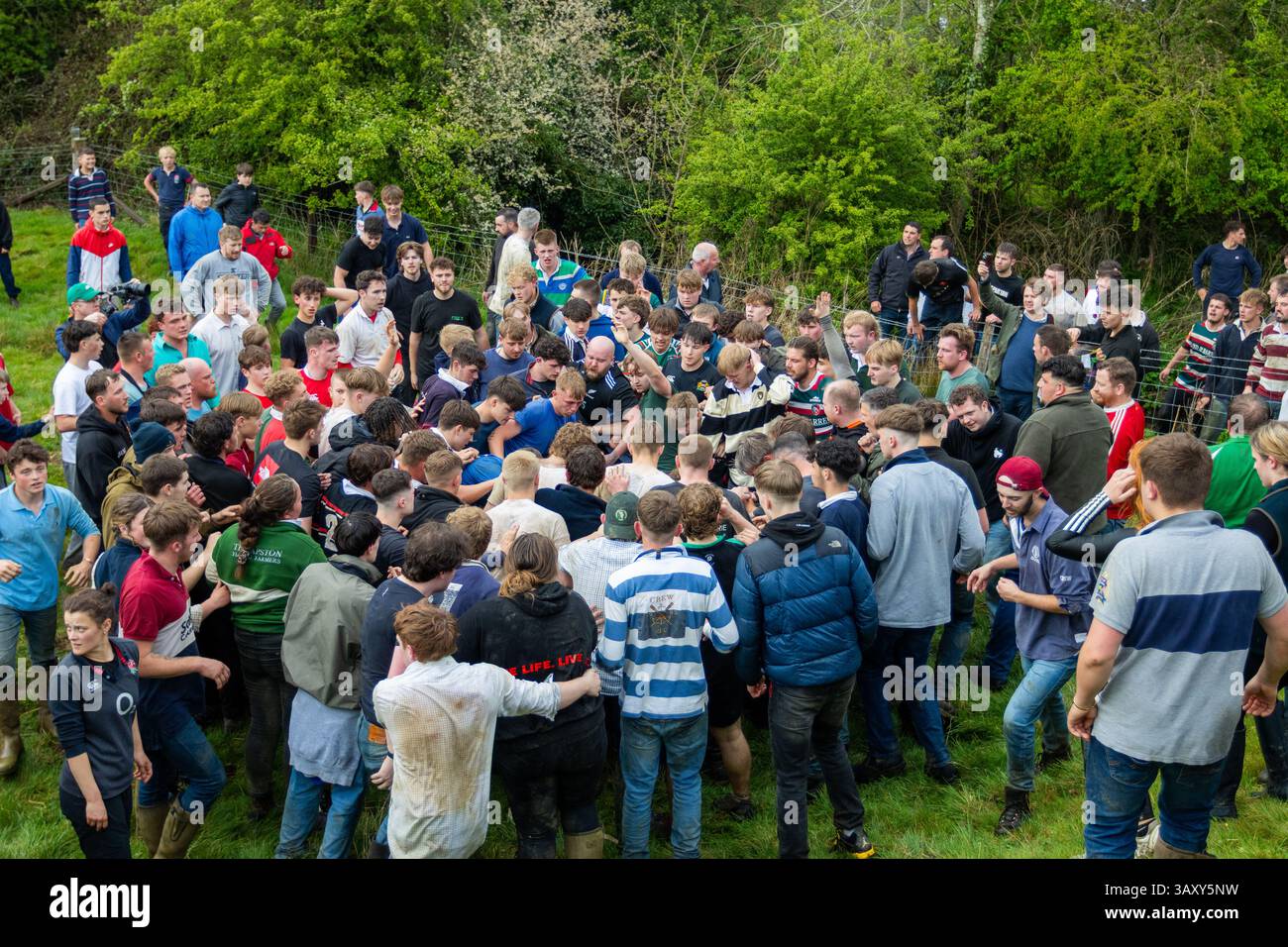 Das jährliche Hallaton Bottle Kicking Festival fand in Hallaton, Leicestershire statt. Die Teilnehmer überstanden die Elemente während der Hare Pie Parade und Stockfoto