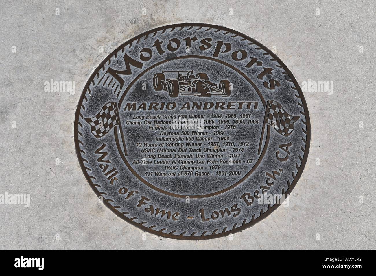 LONG BEACH, KALIFORNIEN - 19. April 2025: Mario Andretti Motorsports Walk of Fame-Plakette auf der Pine Avenue vor dem Convention Center in der Innenstadt von Long Stockfoto