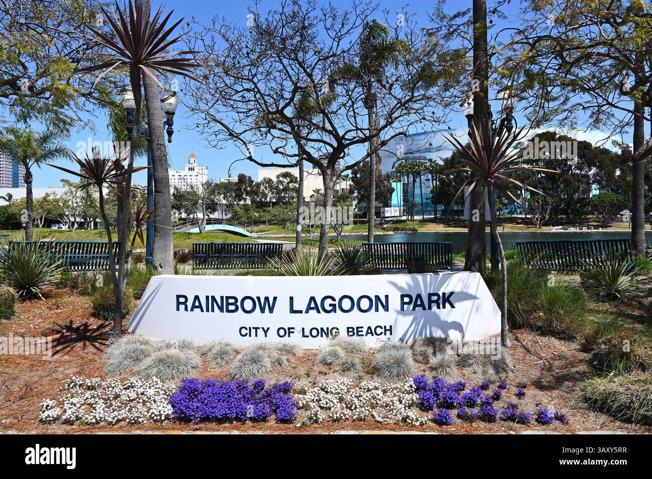 LONG BEACH, KALIFORNIEN - 19. APR 2025: Schild zum Rainbow Lagoon Park am Shoreline Drive neben dem Hyatt Regency Hotel und dem Convention Center. Stockfoto