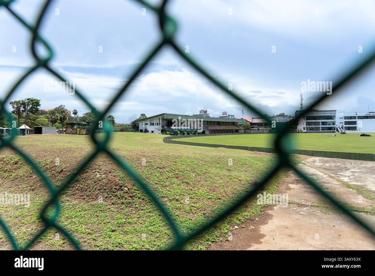 Galle Sri Lanka - 14. September 2024; Blick durch den Maschendrahtzaun rund um das Galle Cricket Field mit Cricket Club Stand bereit für Testspiel. Stockfoto