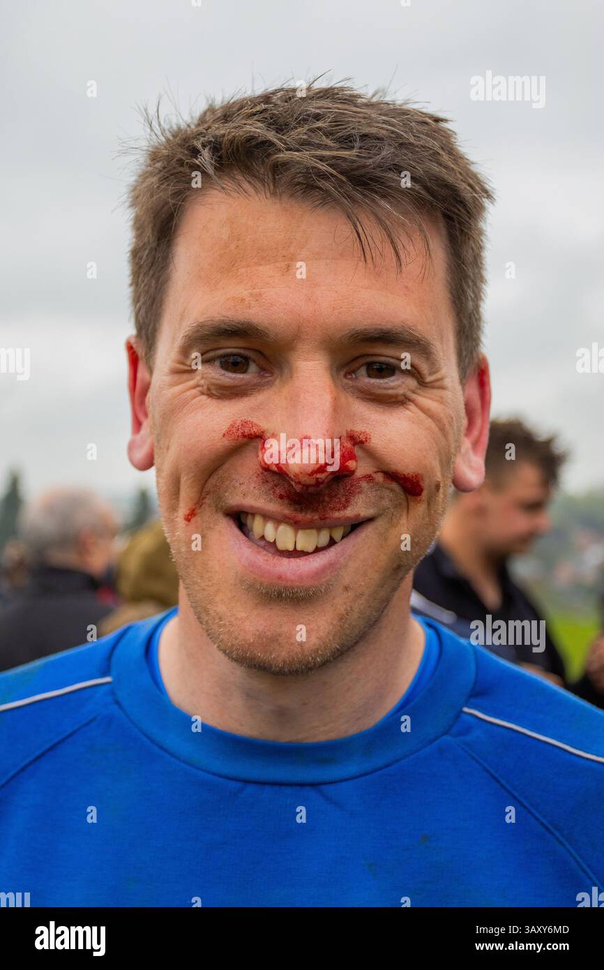 Das jährliche Hallaton Bottle Kicking Festival fand in Hallaton, Leicestershire statt. Die Teilnehmer überstanden die Elemente während der Hare Pie Parade und Stockfoto