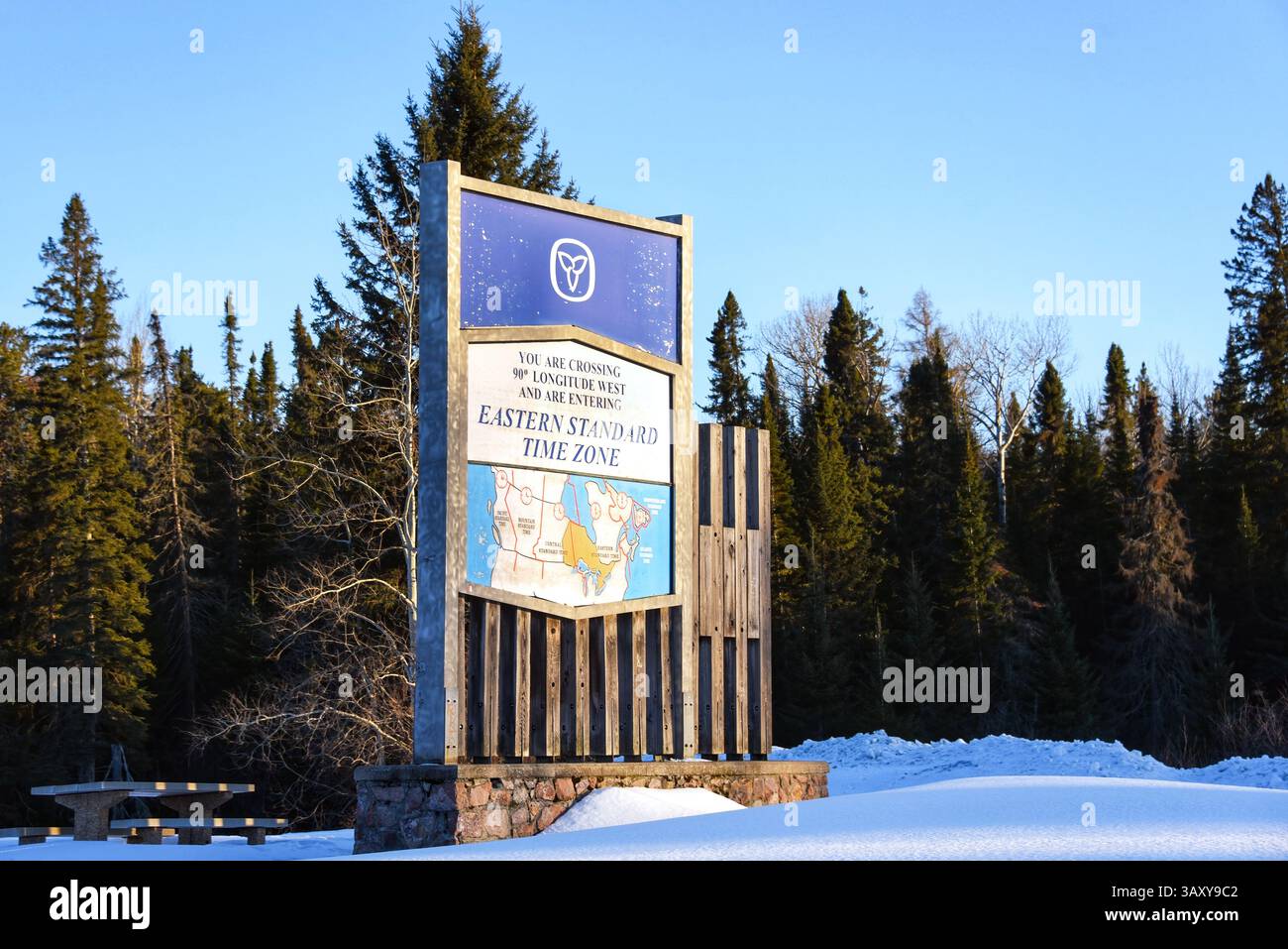 Ontario, Kanada – Schild für Zeitzonenwechsel innerhalb der Provinz Ontario auf Highway 17. Während der größte Teil von Ontario Kanada offiziell im östlichen Ti liegt Stockfoto