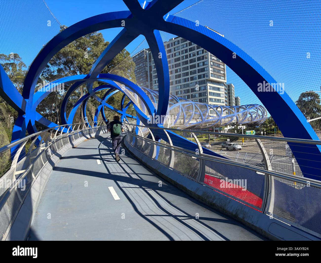 Lachlan's Line Fußgänger- und Radwegebrücke, die die U-Bahn-Station North Ryde mit städtischen Dörfern und Gewerbeparks in Sydney, NSW, Australien verbindet. Nein Stockfoto