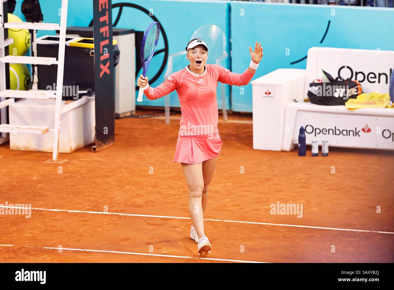 Madrid, Spanien. April 2025. Teodora Kostovic (SRB) Tennis : Kostovic feiert, nachdem er Singles gewonnen hat, Qualifikationsspiel der 1. Runde gegen Elena-Gabriela Ruse auf der WTA Tour 1000 Turniere Mutua Madrid Open Tennis Turnier im Caja Magica in Madrid, Spanien . Quelle: Mutsu Kawamori/AFLO/Alamy Live News Stockfoto