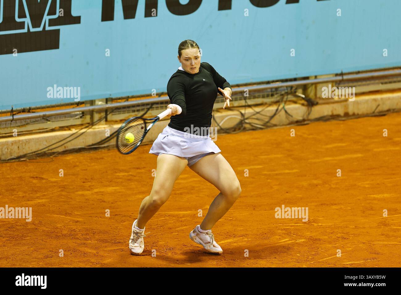 Madrid, Spanien. April 2025. Jule Niemeier (GER) Tennis : Niemeier während des Einzel-Qualifikationsspiels in der 1. Runde gegen Anastasia Zakharova auf der WTA Tour 1000 Turniere Mutua Madrid Open Tennis Turnier im Caja Magica in Madrid, Spanien . Quelle: Mutsu Kawamori/AFLO/Alamy Live News Stockfoto