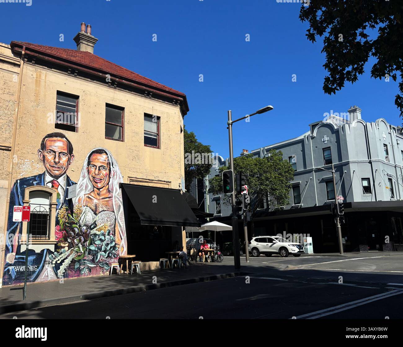 Wandgemälde des ehemaligen Premierministers Tony Abbott, der sich selbst heiratete (von Scottie Marsh, 2017), in dem er das Ja! Stimme in der Equality Plebiszite, cnr von Pitt an - Smartphone-aufgenommenes Stockfoto