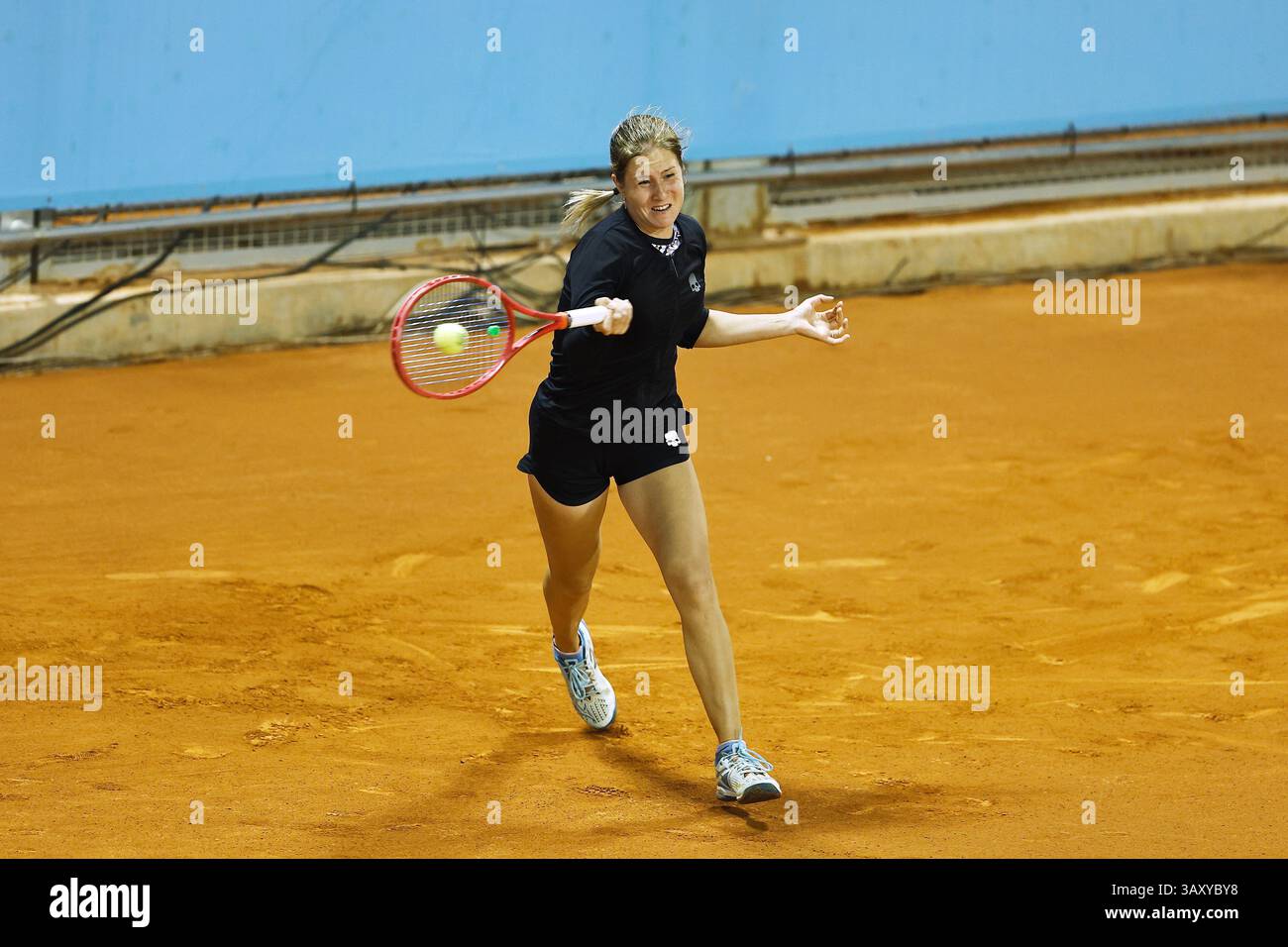 Madrid, Spanien. April 2025. Anastasia Zakharova (RUS) Tennis : Zakharova während des Einzel-Qualifikationsspiels 1. Runde gegen Jule Niemeier auf der WTA Tour 1000 Turniere Mutua Madrid Open Tennis Turnier im Caja Magica in Madrid, Spanien . Quelle: Mutsu Kawamori/AFLO/Alamy Live News Stockfoto