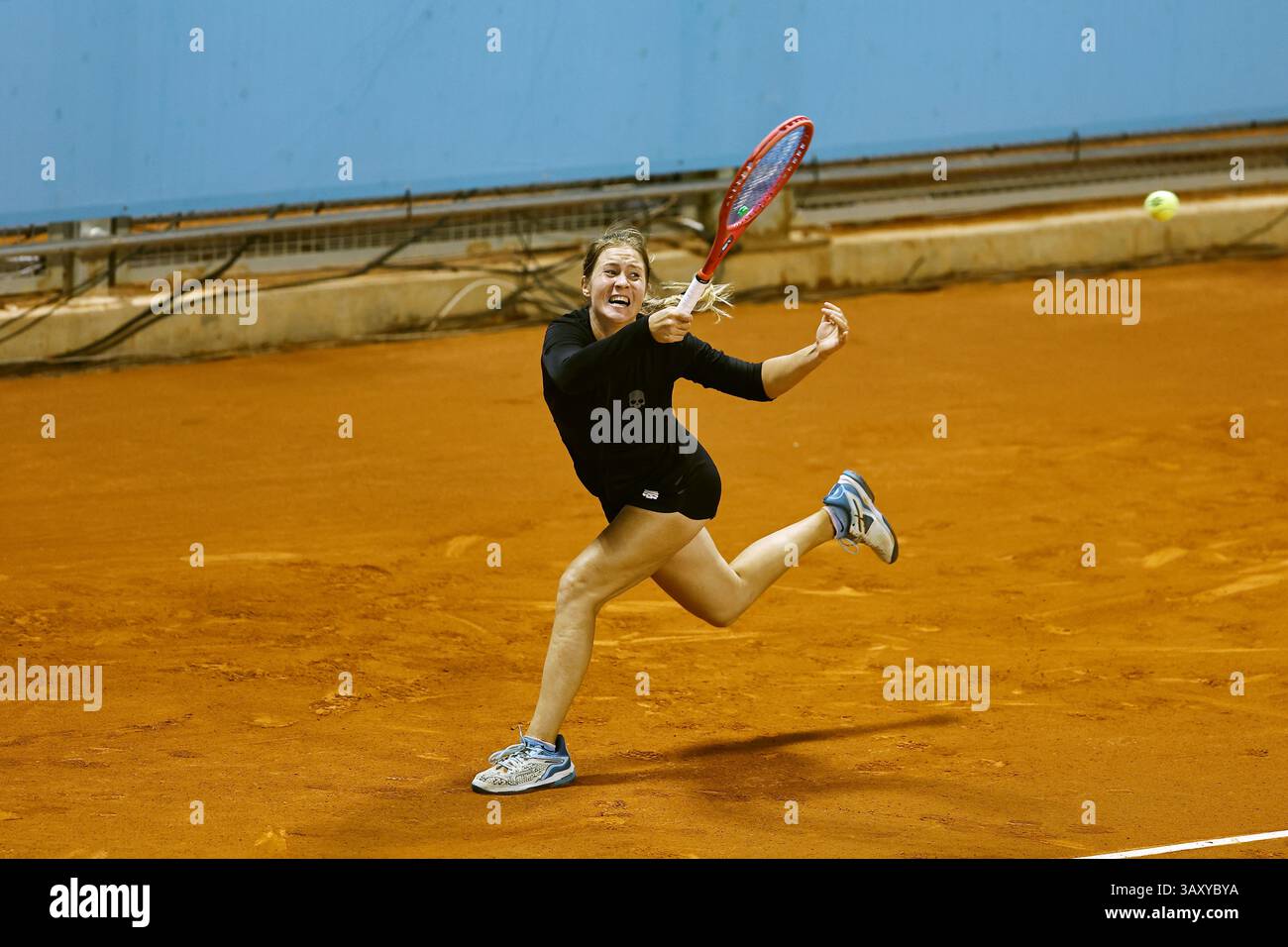 Madrid, Spanien. April 2025. Anastasia Zakharova (RUS) Tennis : Zakharova während des Einzel-Qualifikationsspiels 1. Runde gegen Jule Niemeier auf der WTA Tour 1000 Turniere Mutua Madrid Open Tennis Turnier im Caja Magica in Madrid, Spanien . Quelle: Mutsu Kawamori/AFLO/Alamy Live News Stockfoto