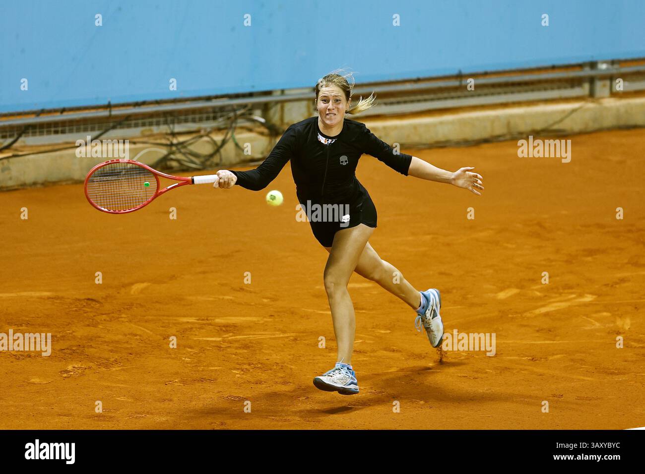 Madrid, Spanien. April 2025. Anastasia Zakharova (RUS) Tennis : Zakharova während des Einzel-Qualifikationsspiels 1. Runde gegen Jule Niemeier auf der WTA Tour 1000 Turniere Mutua Madrid Open Tennis Turnier im Caja Magica in Madrid, Spanien . Quelle: Mutsu Kawamori/AFLO/Alamy Live News Stockfoto