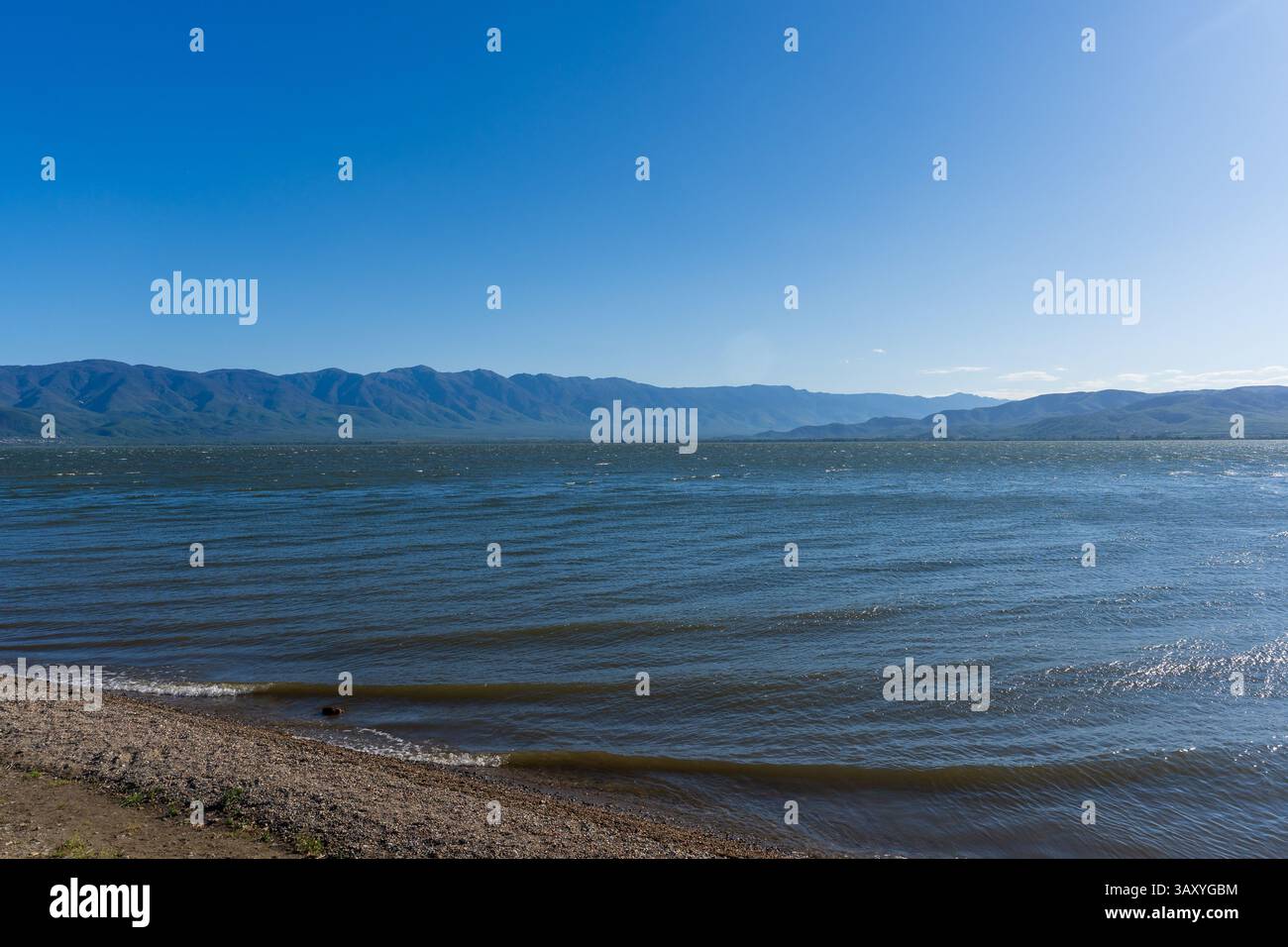 Whispers of the Lake: Ruhe zwischen Hügeln Stockfoto
