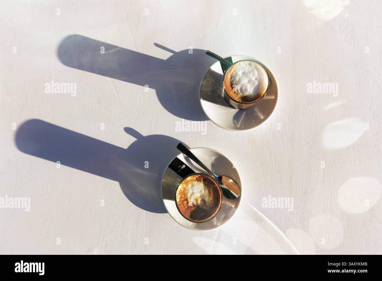 Cortado-Kaffee, spanische Kaffeespezialität von oben, Espresso mit Milchschaum in zwei Gläsern, Abendsonne, Lichtreflexe, symbolisches Bild eines Cafés¿½ Stockfoto