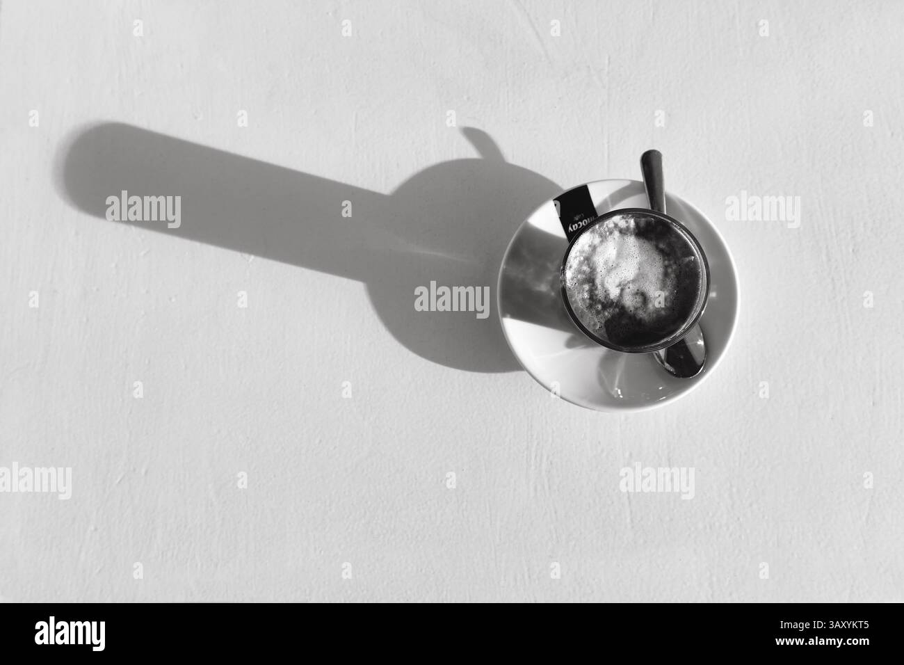 Single Cortado Kaffee, spanische Kaffeespezialität von oben, Espresso mit Milchschaum, Abendsonne, Schwarzweiß, symbolisches Image Café, Alleinreise, Lanz Stockfoto