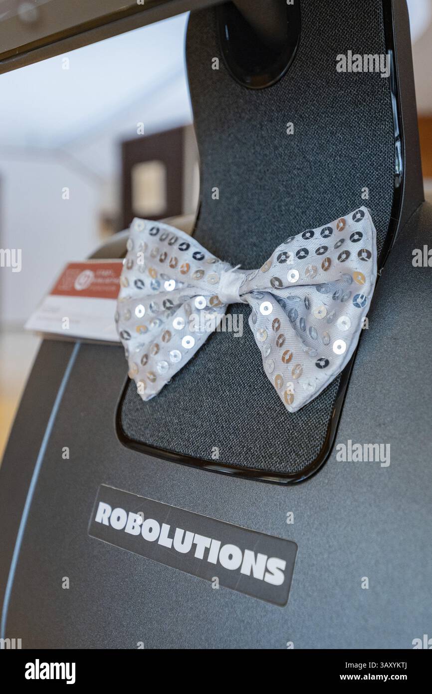 Nahaufnahme einer eleganten Schleife an einem modernen Roboter, interaktive Führungen von Roboterpersönlichkeiten aus Robolutions, Pforzheim, Deutschland, Europa Stockfoto