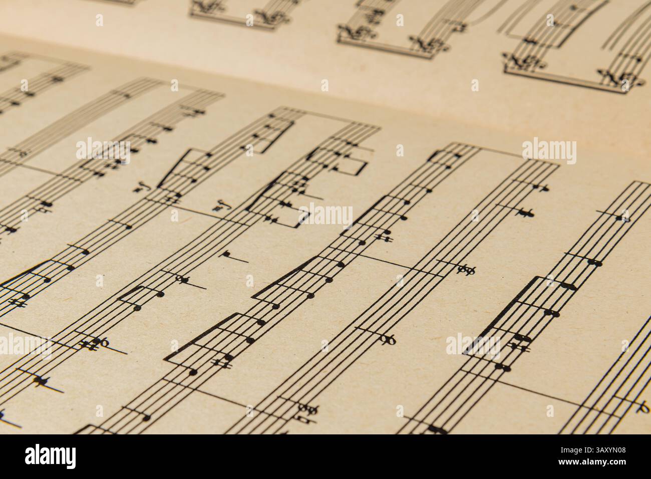 03.25.25 Lviv Ukraine eine detaillierte Notation liegt offen und zeigt Noten und Rhythmen. Der Hintergrund hat einen leuchtenden gelben Farbton, der die visuelle Darstellung verbessert Stockfoto