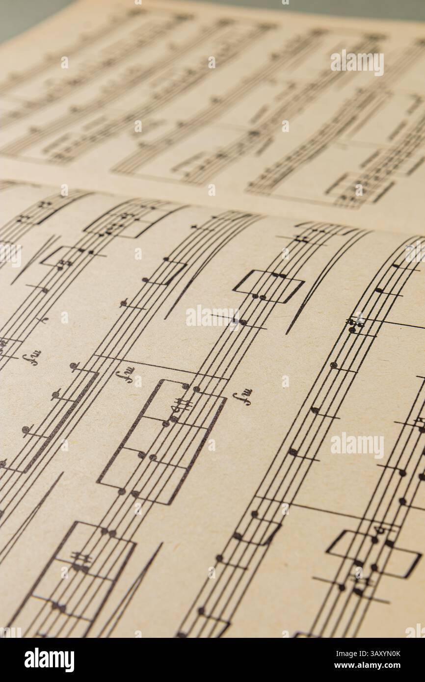 03.25.25 Lemberg Ukraine mehrere Seiten alter Notation zeigen verschiedene Noten und Rhythmen und heben die Kunst der Komposition und die Komplexität hervor Stockfoto