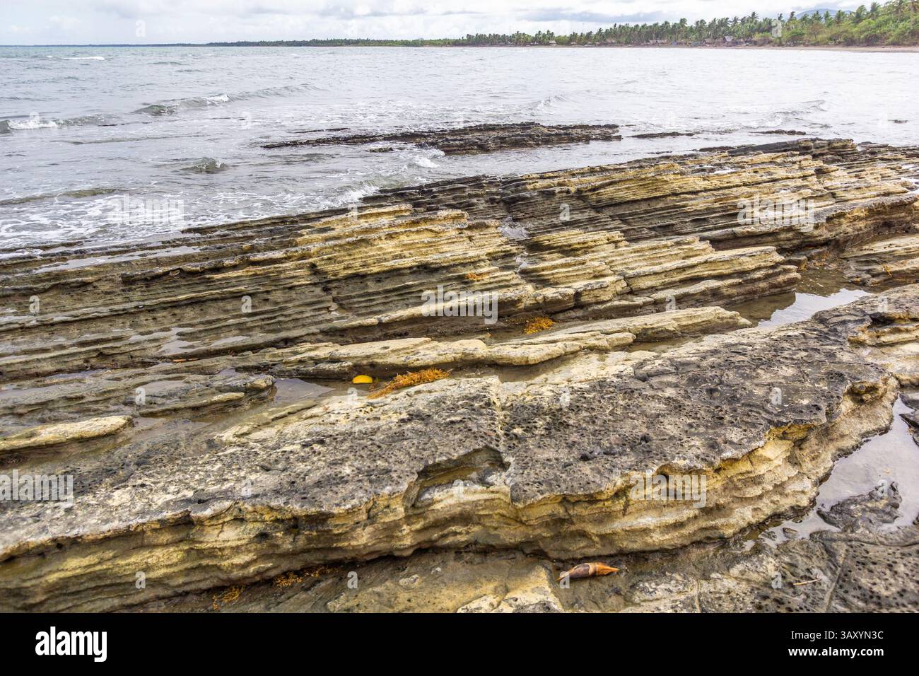 Die Afga Wave Rock Formation in Tangalan, Aklan, Philippinen, zeigt wellenförmige Korallen- und Kalksteinschichten Stockfoto
