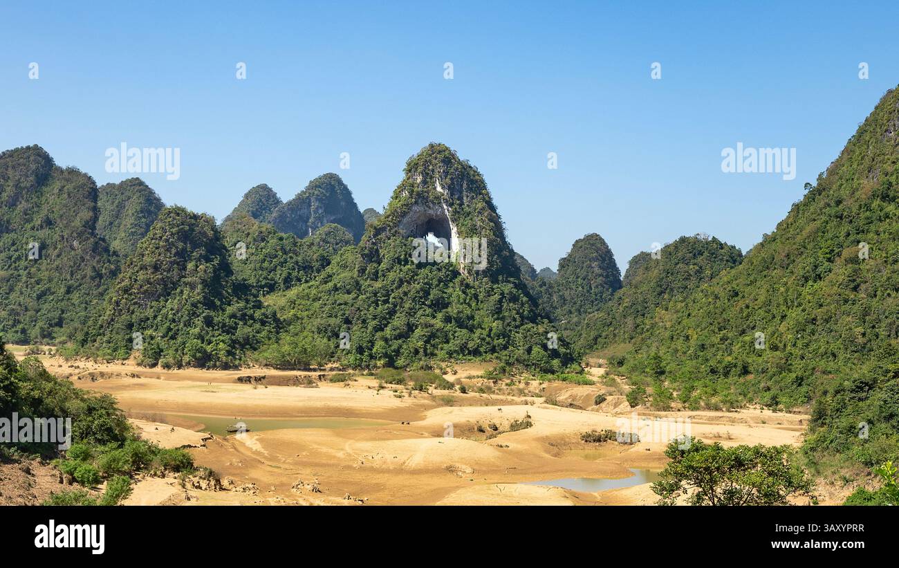 Der Angel's Eye Mountain ist ein kegelförmiger Berg in der Provinz Cao Bằng im Norden Vietnams Stockfoto