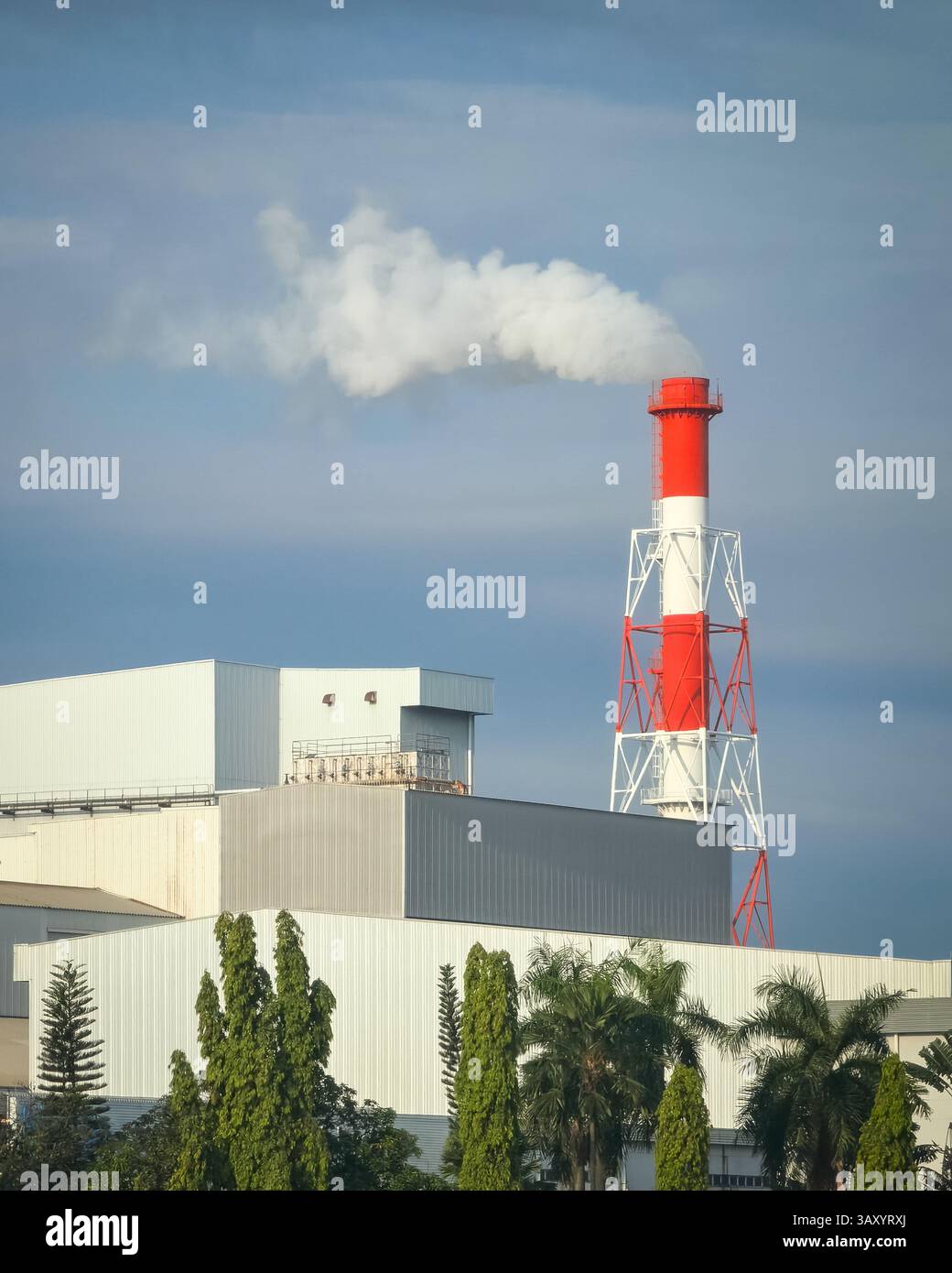 Rauch aus der Werksleitung. Luftverschmutzung oder Umweltkonzept. Stockfoto