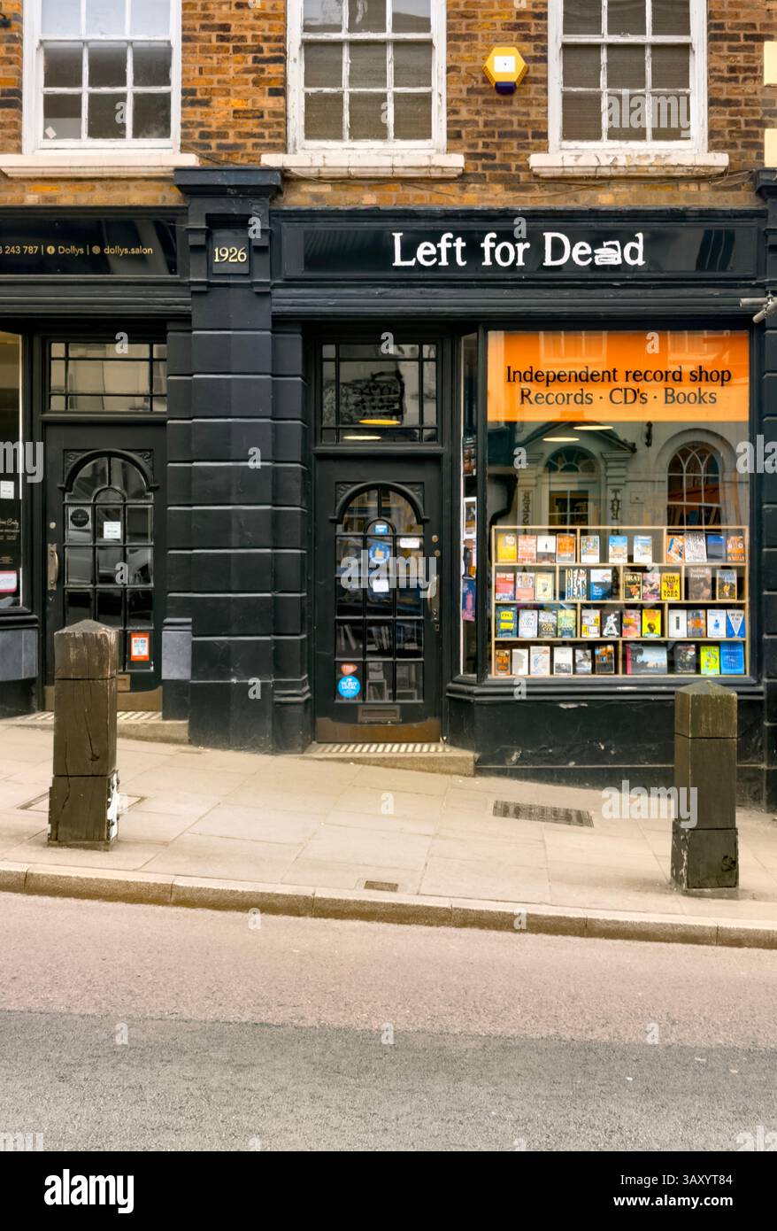 Nach Dead, unabhängiger Plattenladen, Wyle Cop, Shrewsbury UK - Verkauf von Büchern, cds und Schallplatten Stockfoto