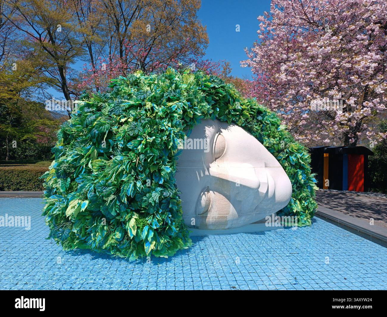 Hakone, Präfektur Kanagawa, Japan – April 2024: Skulptur eines Engelskopfes auf der Wasseroberfläche im Hakone Open-Air Museum. Stockfoto
