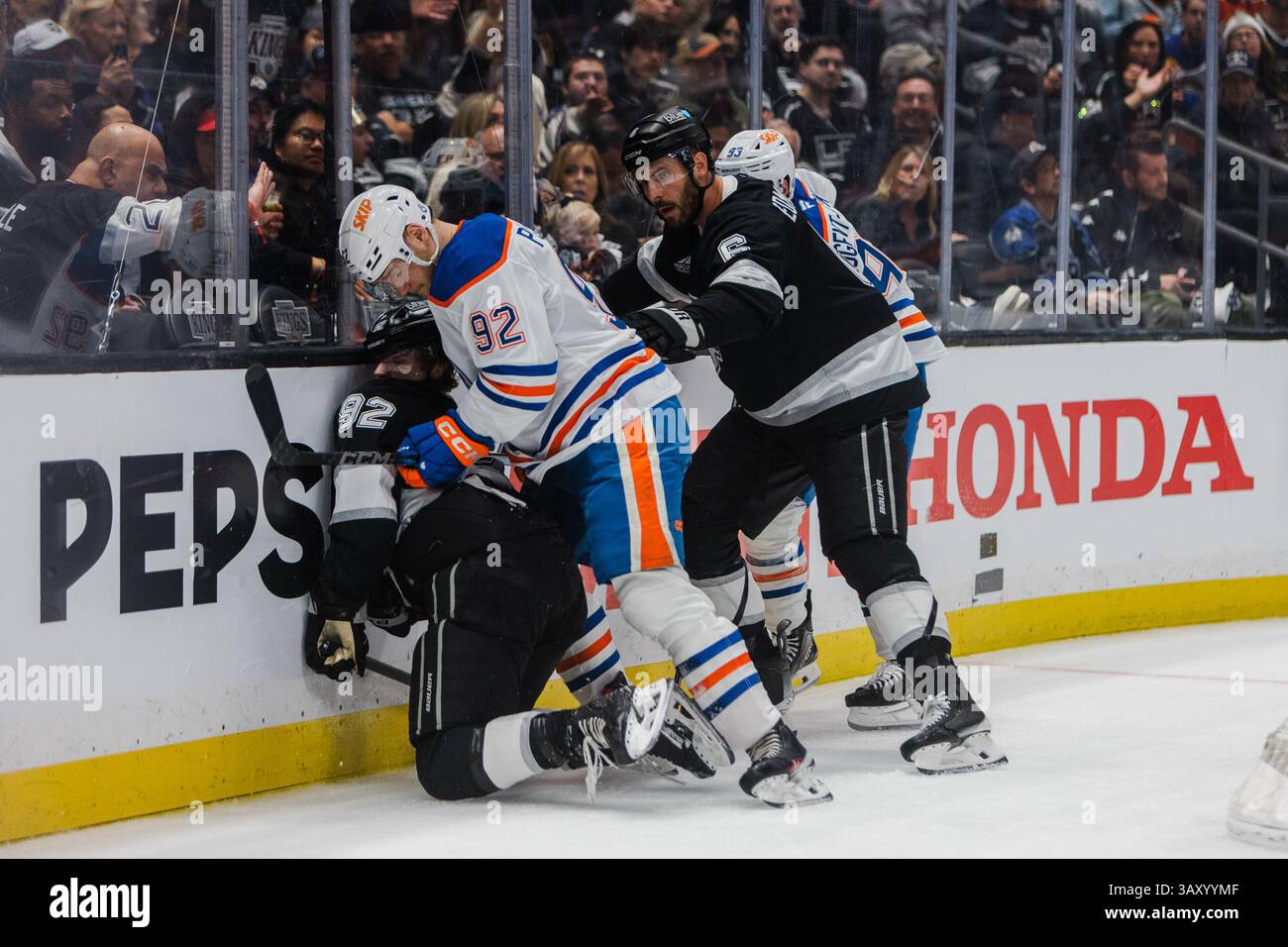 Los Angeles, Kalifornien, USA. April 2025. VASILY PODKOLZIN von Edmonton Oilers der NHL schiebt BRANDT CLARKE während eines Spiels gegen die Los Angeles Kings in Spiel 1 des Stanley Cup Quarter Finals in der Crypto.com Arena in Los Angeles, Kalifornien am 21. April 2025 in die Bretter (Credit Image: © Alex Cave/ZUMA Press Wire) NUR ZUR REDAKTIONELLEN VERWENDUNG! Nicht für kommerzielle ZWECKE! Quelle: ZUMA Press, Inc./Alamy Live News Stockfoto