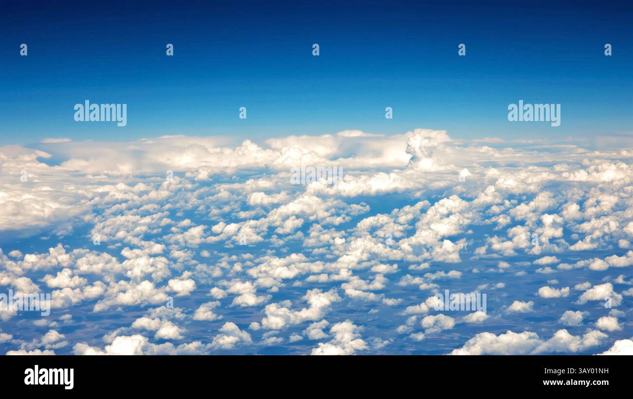 Malerischer Blick auf Wolken und Blauen Himmel. Weitläufiger Blick auf flauschige weiße Wolken vor einem leuchtend blauen Himmel. Stockfoto