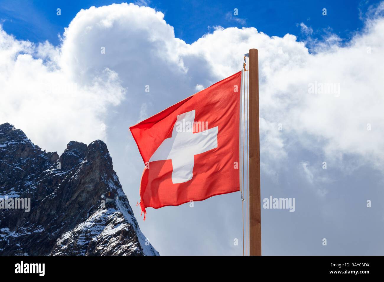 Rote Schweizer Flagge über den Schweizer Alpen Hintergrund Stockfoto