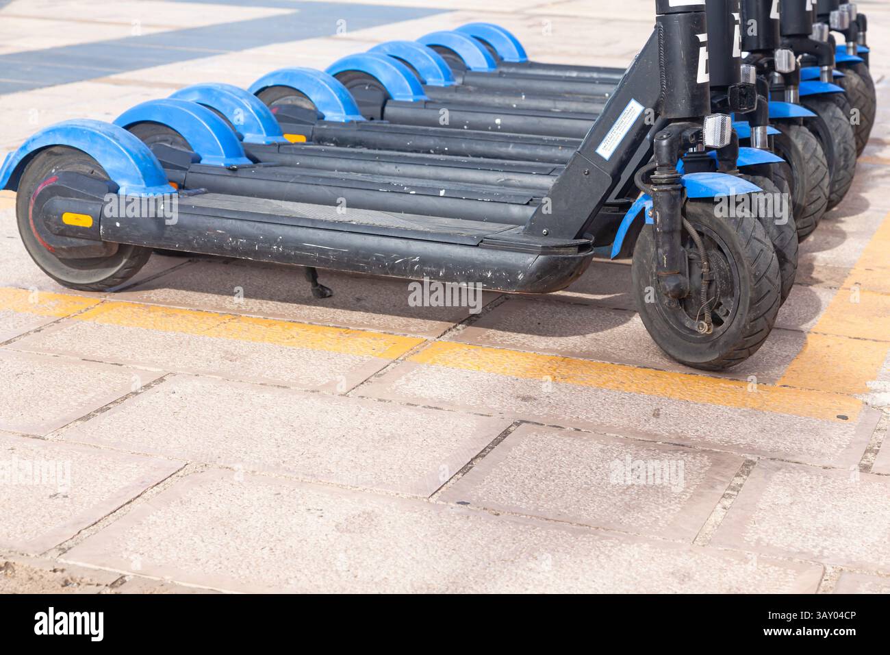 Geparkte Motorroller in der Stadt auf dem Bürgersteig. Stockfoto