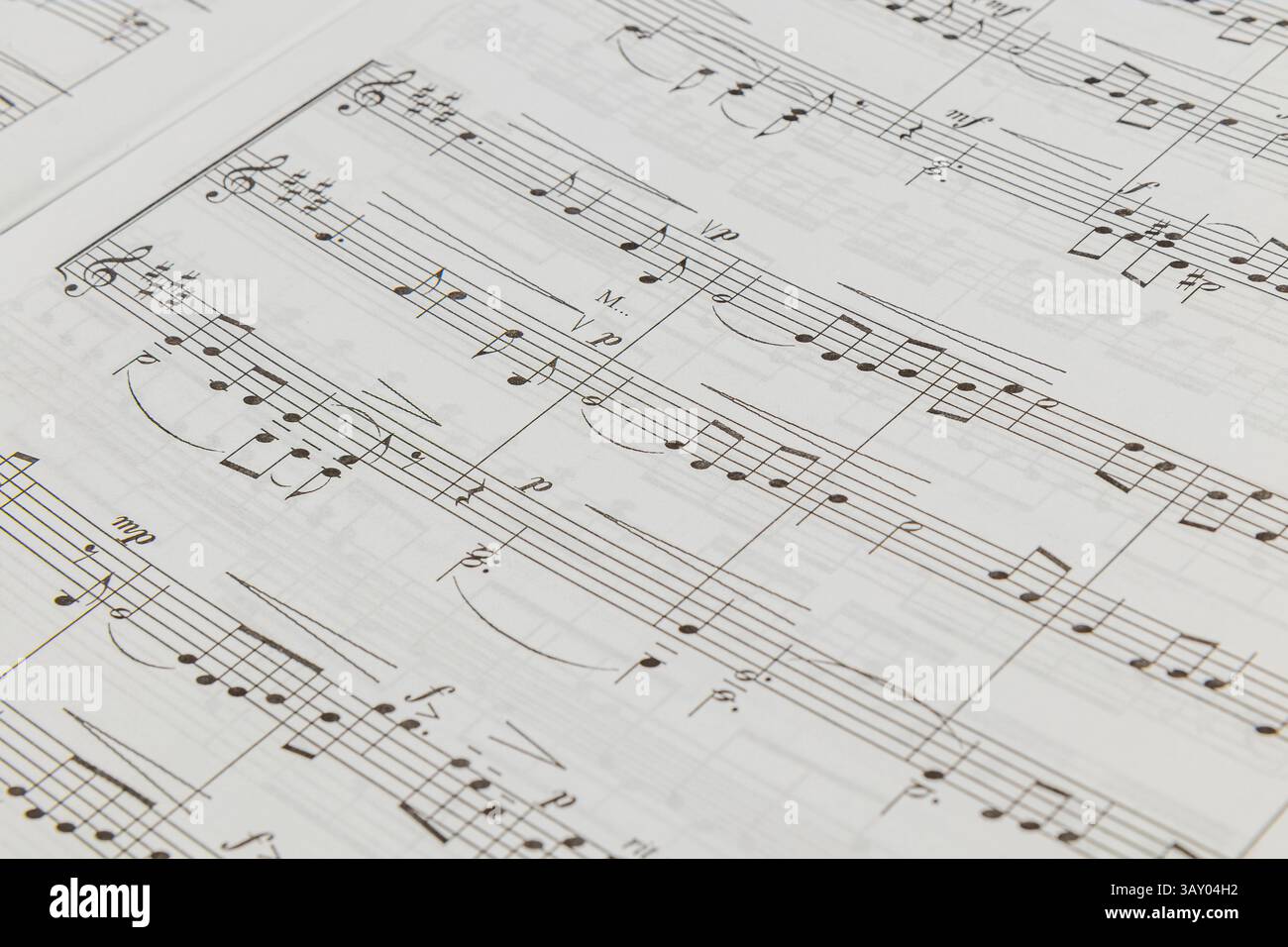 03.25.25 Lviv Ukraine Noten werden geöffnet und zeigen komplizierte Noten und Symbole für verschiedene Instrumente. Das Arrangement zeigt professionelle Mu Stockfoto