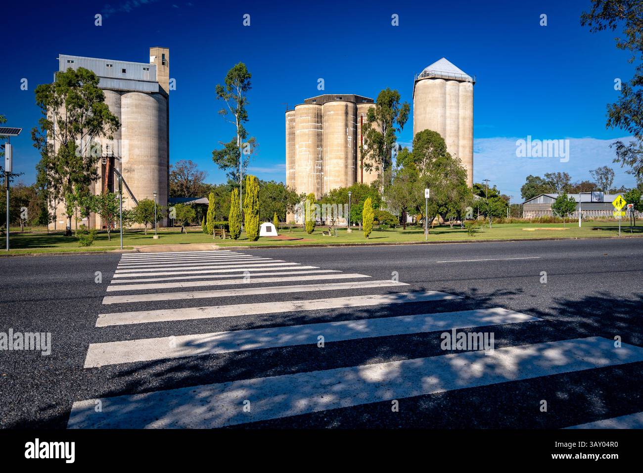 Cecil Planes, QLD, Australien - Silos im Stadtzentrum Stockfoto