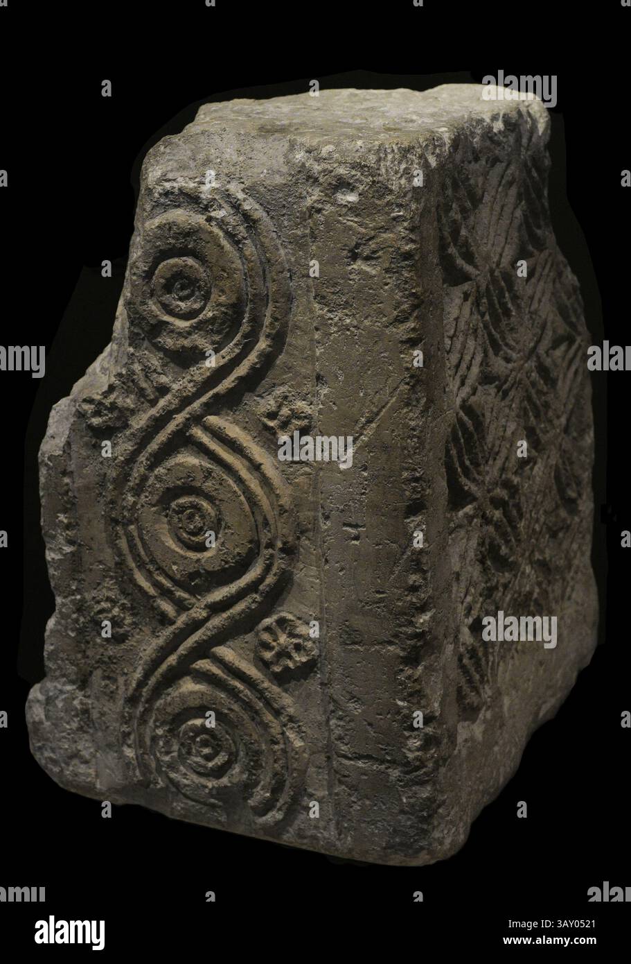 Architektonische Elemente mit Blätterblättern. Kalkstein. 6. Jahrhundert n. Chr. Von der Basilika Segóbriga in Saelices (Provinz Cuenca, Spanien). Nationales Archäologisches Museum. Madrid. Spanien. Stockfoto