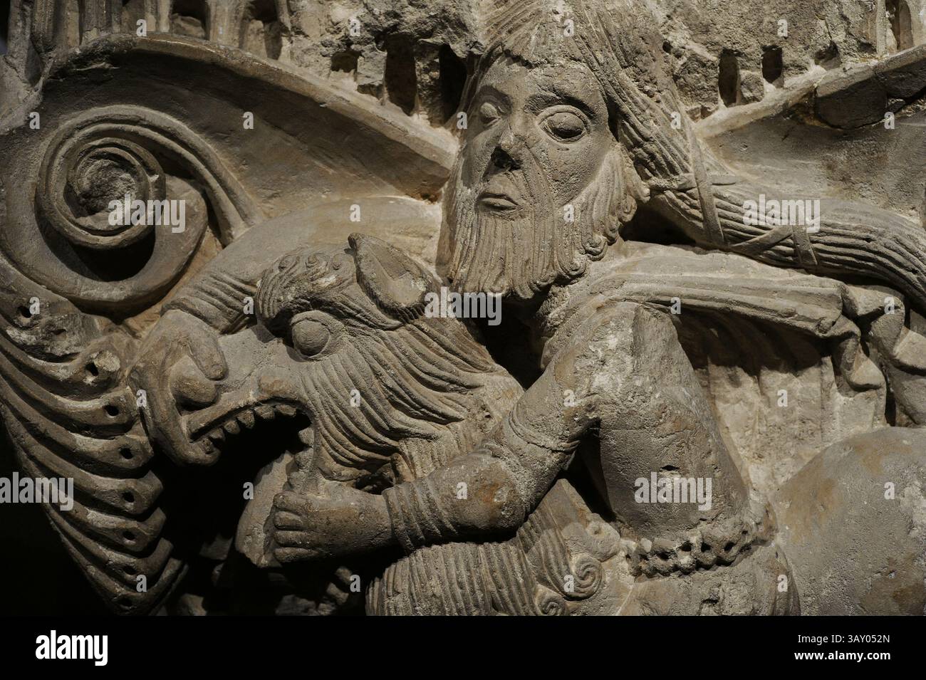 Detail einer romanischen Hauptstadt mit Darstellung von Samson, der den Löwen tötet. 13. Jahrhundert. Werkstatt des Tercer Maestro de la Iglesia (Dritter Meister der Kirche). Sandstein. Höhe: 53 cm, Breite: 62 cm und Tiefe: 34 cm. Vom Kloster Santa María la Real de Aguilar de Campoo (Provinz Palencia, Kastilien und León, Spanien). Nationales Archäologisches Museum. Madrid. Spanien. Stockfoto