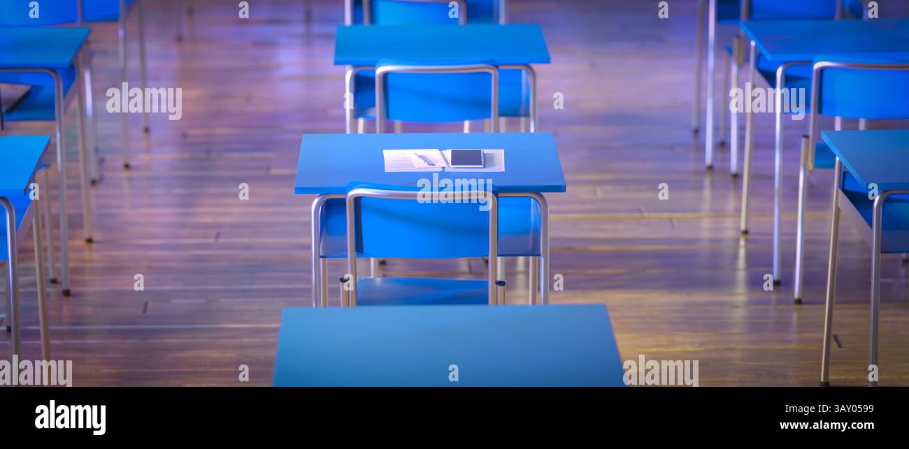 Leeres Klassenzimmer mit blauen Schreibtischen und Stühlen 3d Stockfoto
