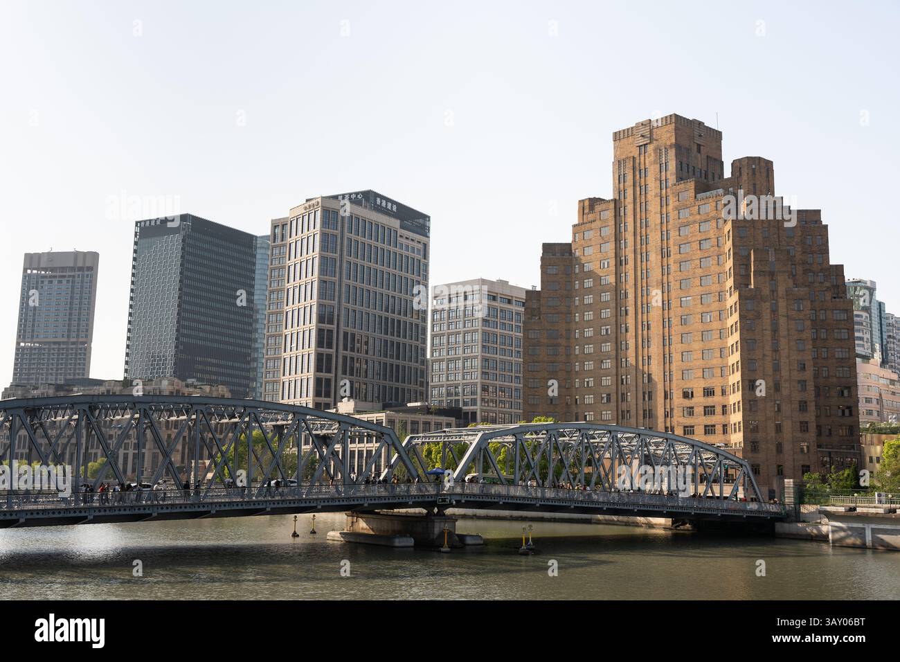 Bürogebäude Wolkenkratzer am Flussufer in der Nähe der Brücke, Shanghai, Tag Stockfoto