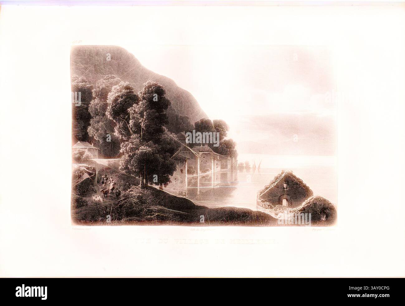 Eine ruhige Seeszene mit einer Ansammlung malerischer Häuser, eingebettet zwischen üppigen Bäumen, mit sanften Hügeln im Hintergrund. Das Wasser spiegelt die ruhige Atmosphäre wider, während ein kleines Steingebäude in der Nähe des Ufers den malerischen Charme der Landschaft unterstreicht., Blick auf die Stadt Meillerie, Meillerie am Genfer See, signiert: Villeneuve, Engelmann, V. Adam, Lithografie, Plate 6, Villeneuve, M.; Engelmann, Godefroy (lith.); Adam, V. (Abb.), 1827, Hilaire Léon Sazerac, Godefroy Engelmann: Lettres sur la Suisse (...). Paris: [S.n.], 1823-1832, Klassische Kunst mit einem modernen Twist, neu interpretiert von AR Stockfoto