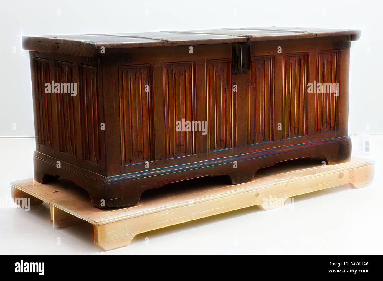 Eine antike Holzkiste mit aufwändiger Vertäfelung befindet sich auf einer Holzpalette und zeigt ihren verwitterten Charme und rustikalen Charme. Das robuste Design verfügt über einen aufklappbaren Deckel und einen dezenten Glanz, der auf eine reiche Geschichte und ein großes Aufbewahrungspotenzial hinweist., Unknown (Französisch), Chest, 14. Jahrhundert, Eiche, Eisen, insgesamt: 80,6 x 168,9 x 78,7 cm (31 3/4 x 66 1/2 x 31 Zoll), Klassische Kunst mit einem modernen Twist, neu interpretiert von Artotop Stockfoto